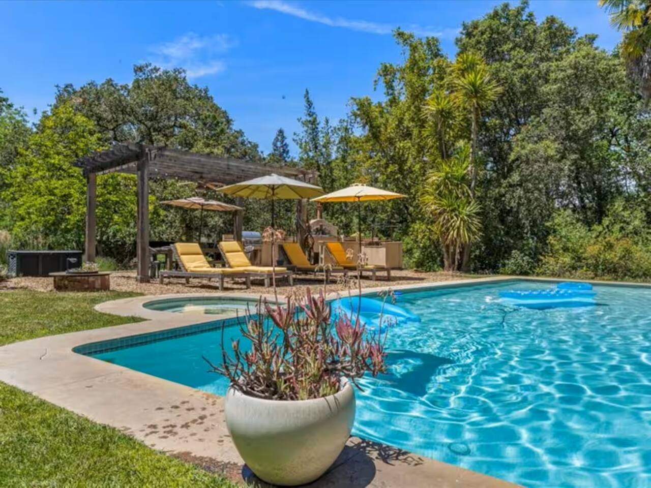 Take a splash with family and friends, and show off your best swimming style in the crystal-clear pool. Fun memories awaits!