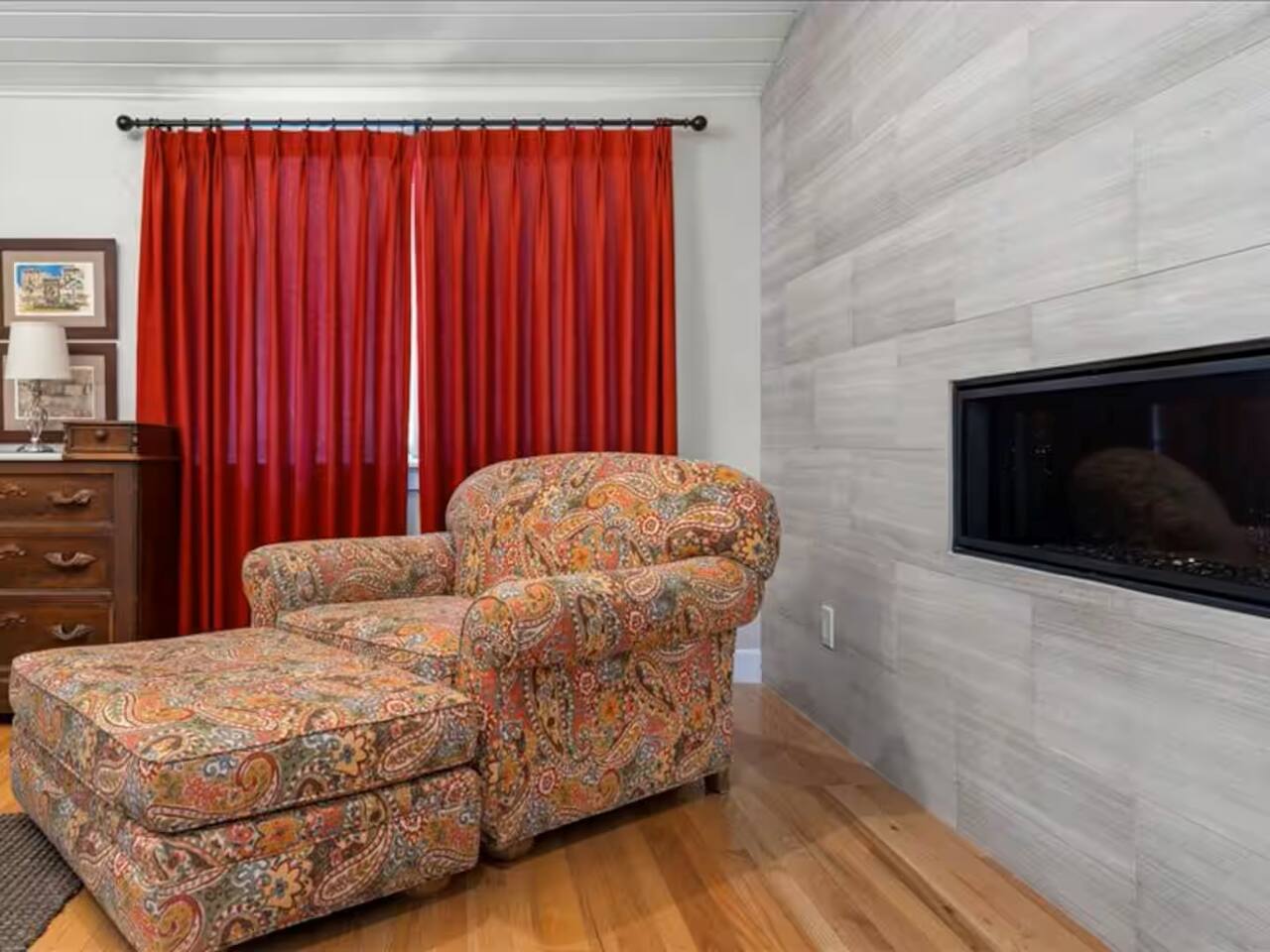 Long day of walking around the central? Rest like royalty in the elegant single chair with ottoman, designed for ultimate comfort and relaxation.