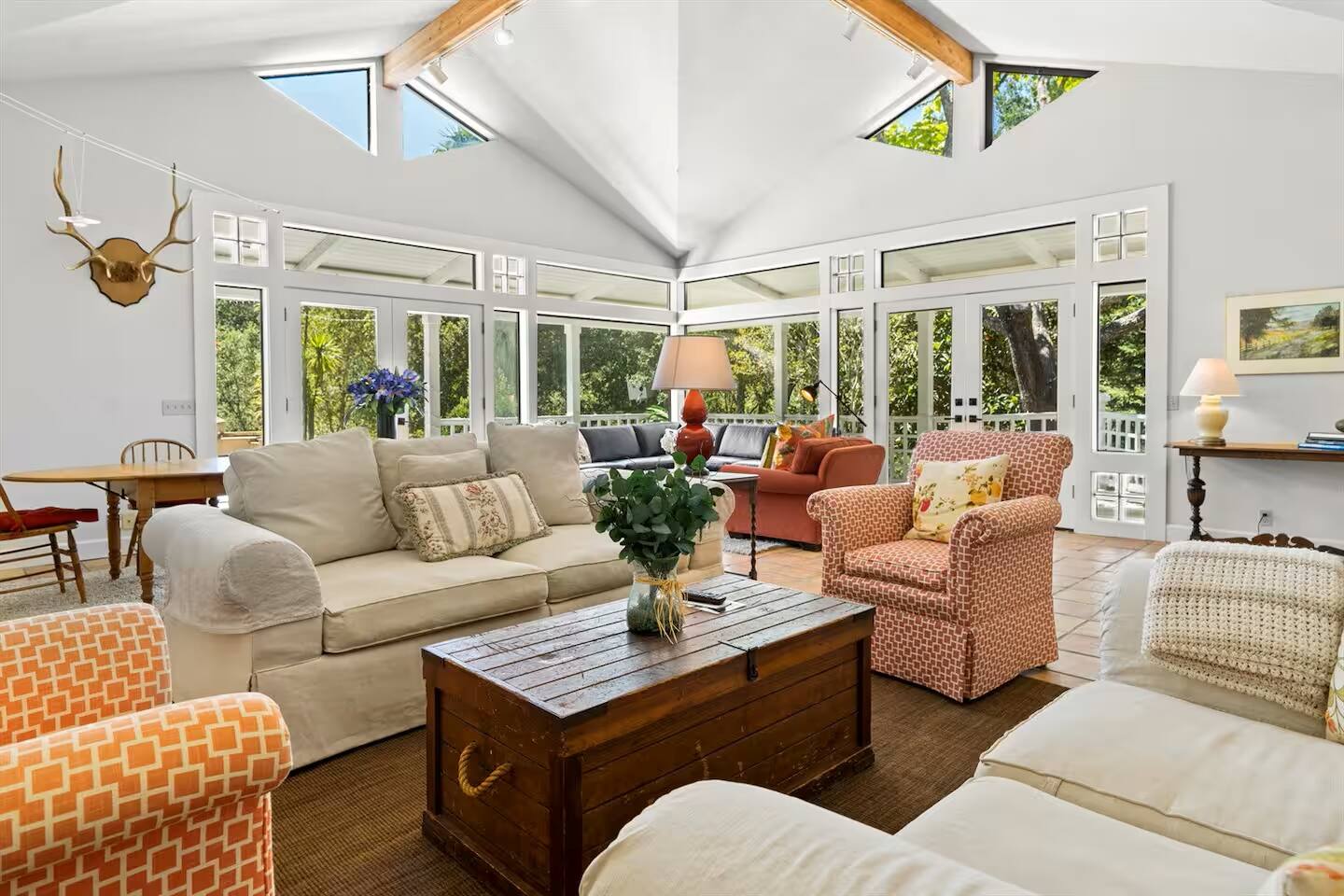 Welcome to Casa Pavone – your serene retreat in the heart of Healdsburg wine country