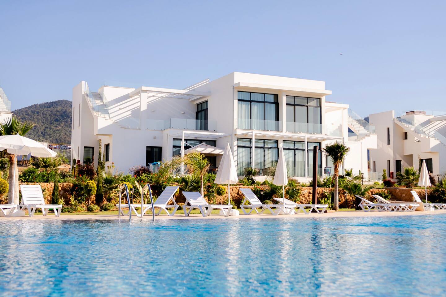 Modernes Penthouse in grünem Resort: Pool + Gym