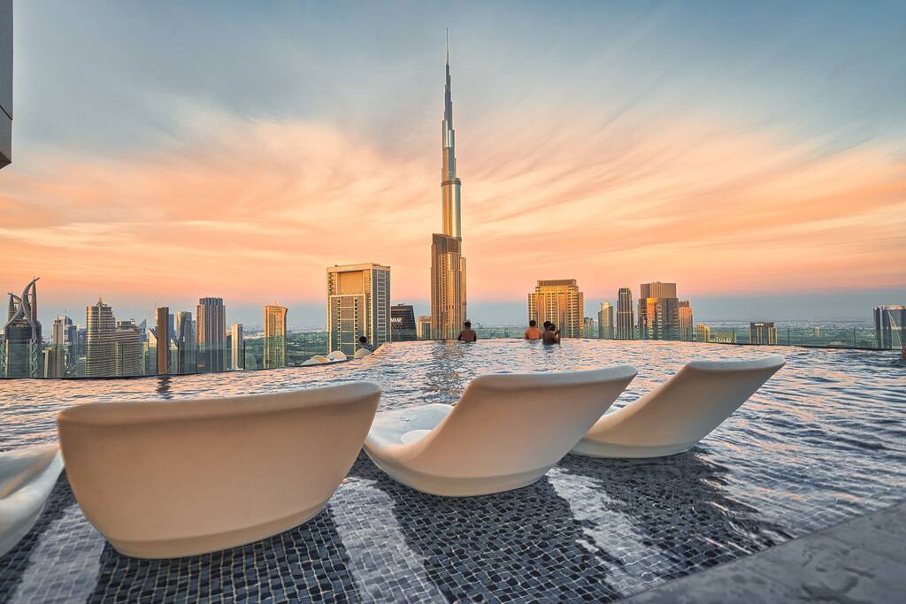 Dreamy Apt with Rooftop Pool & Burj Khalifa View!