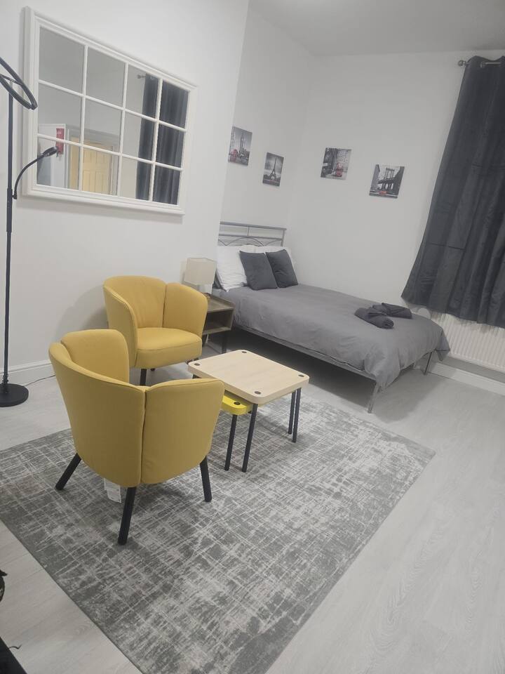 Bright and cozy space in Shepherd’s Bush with a comfy bed and relaxed seating. Just minutes from Westfield London, it’s perfect for unwinding after exploring West London’s vibrant streets.