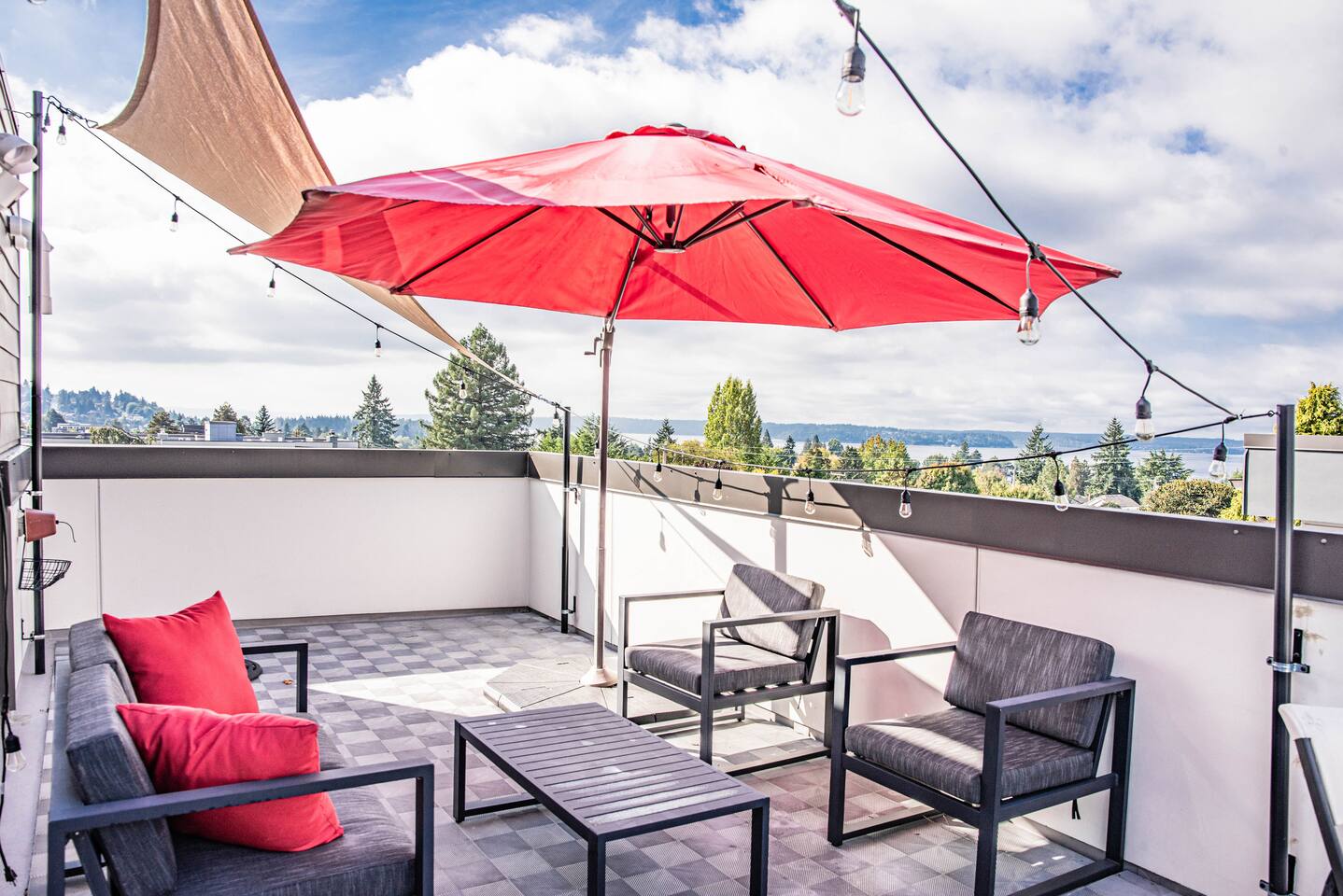 Cheerful Townhome w/ Rooftop Views & Parking