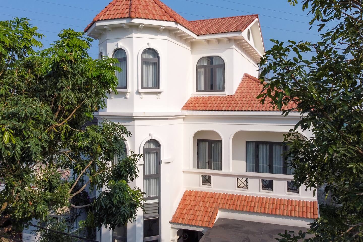 Luxury New Pool Villa - Free Pick up and Full AC