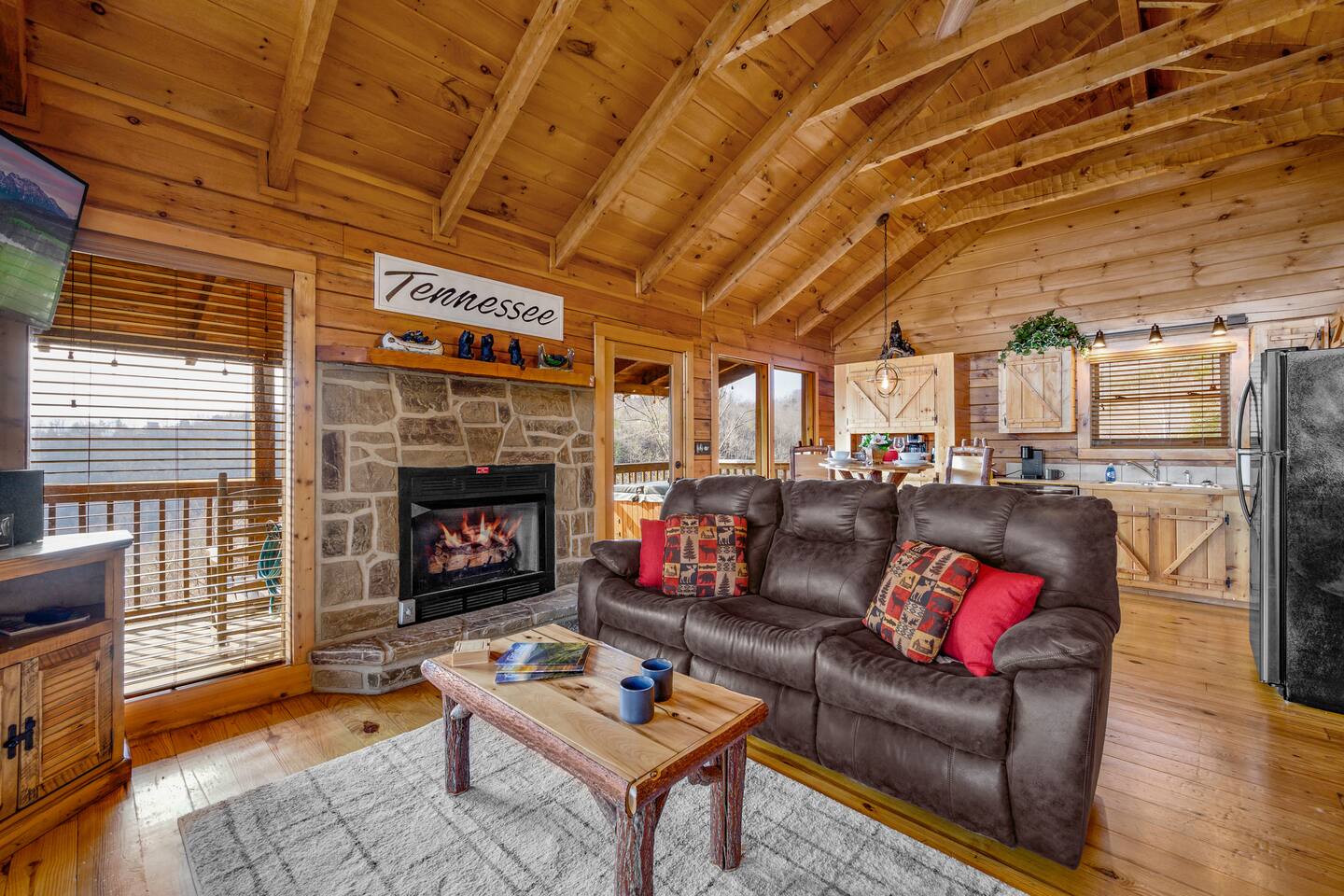 Stunning Mountain View! Couples Retreat! Hot Tub!