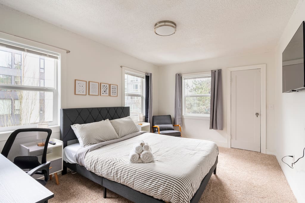 Bright, Cozy Room + Private Attached Bathroom