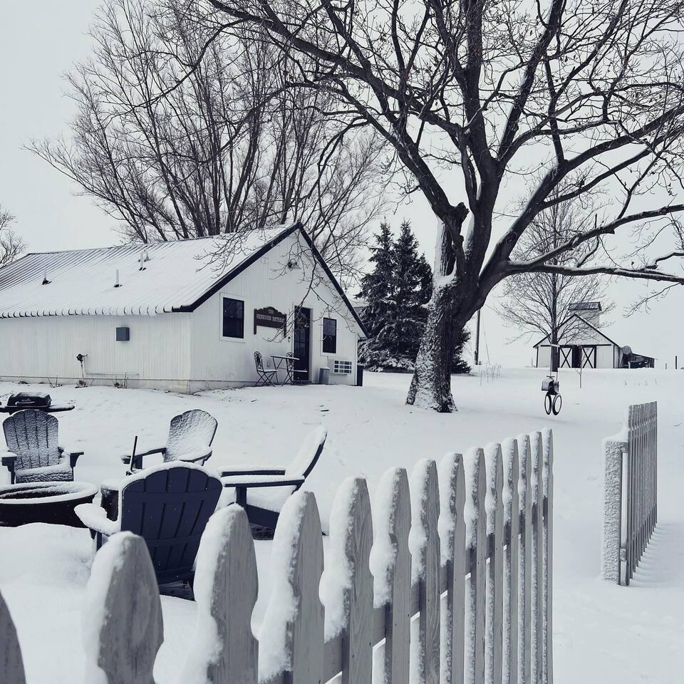 The Henhouse Retreat- Hot tub, fire pit