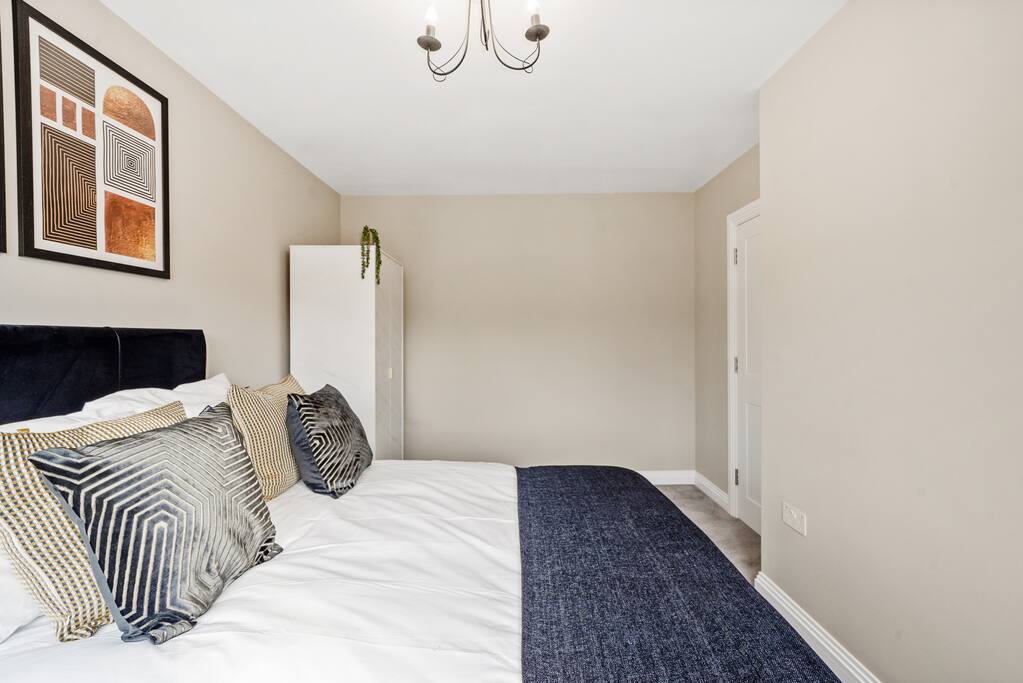 New 5 bed house with Pool Table, garden - London