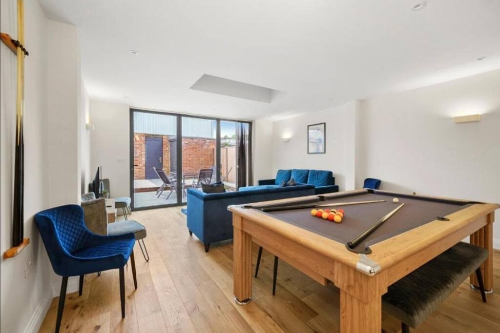 5 Bed House Garden & Pool Table