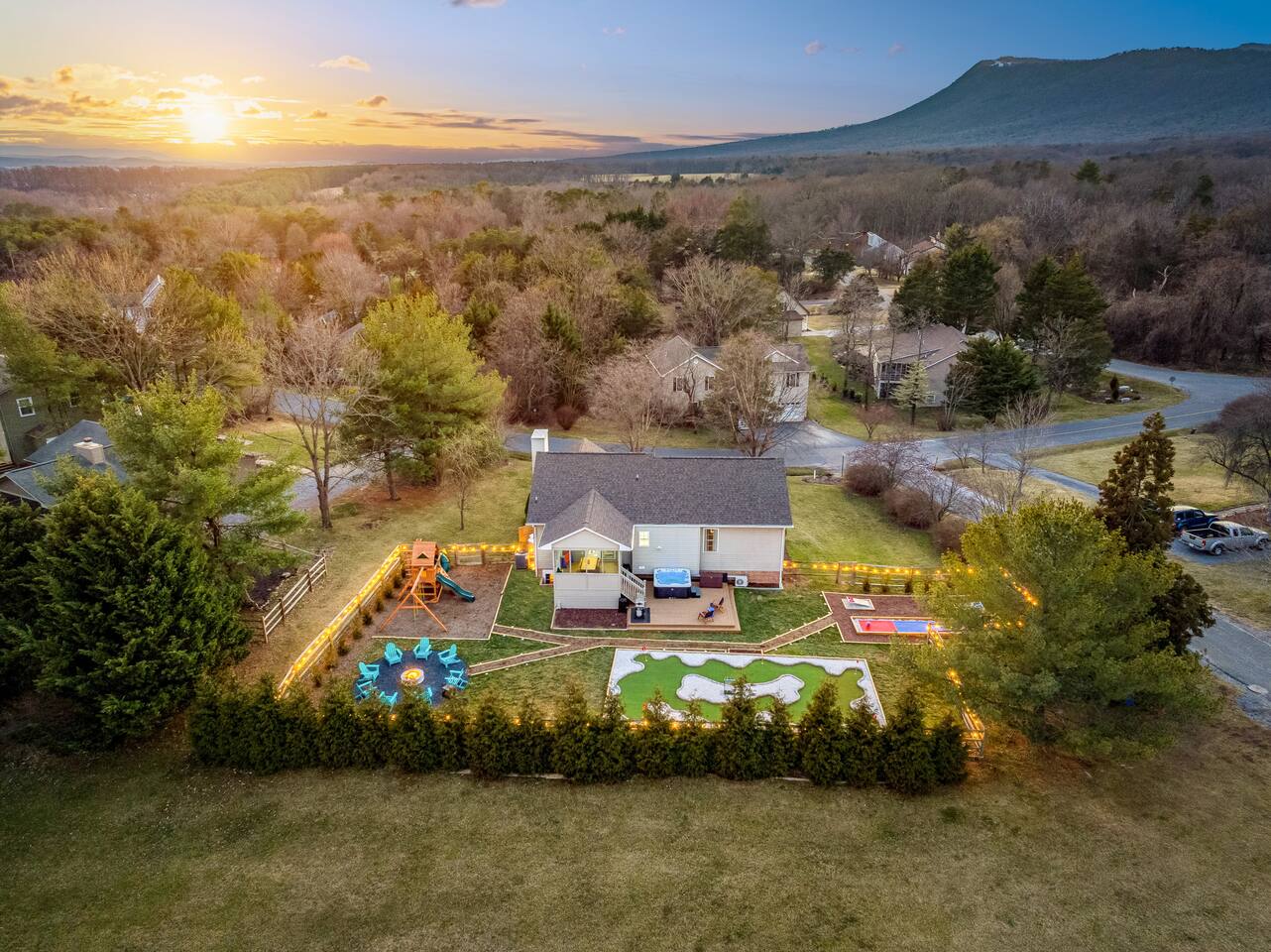 Mini Golf, Bowling, HotTub, FirePit, Movie Theater