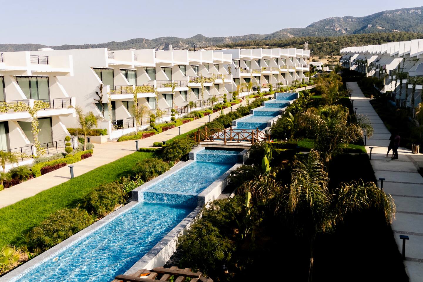 Schönes Studio: Entspannung am Pool unter Palmen