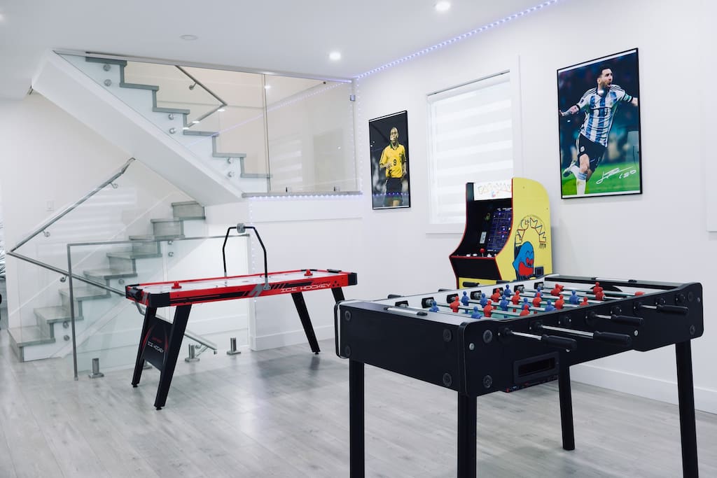 Lux 6BR, King Bed|Arcade|Fire Table| Near Airport