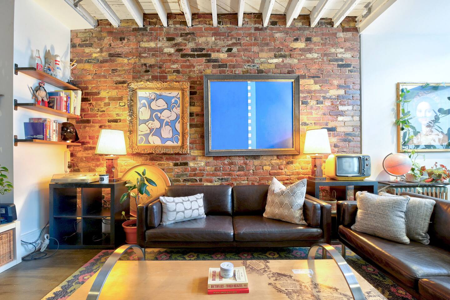 Space & Style in  Heart of Toronto w/ Parking