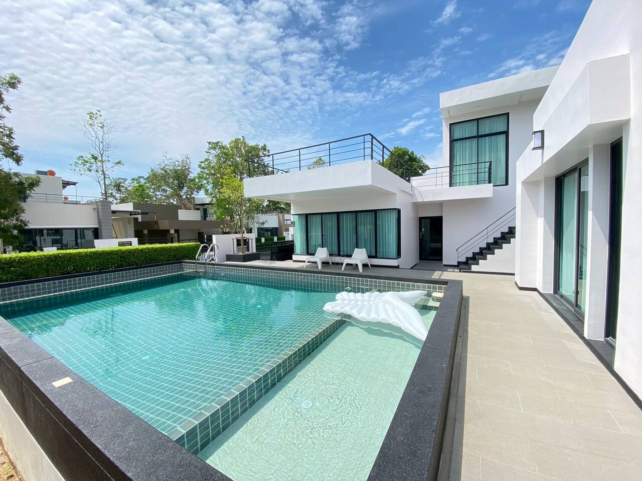 Lake View 3BR Villa with Private Pool Pattaya 24