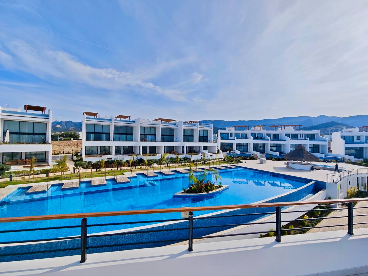 Elegantes Penthouse mit Rooftop-Pool + Panorama