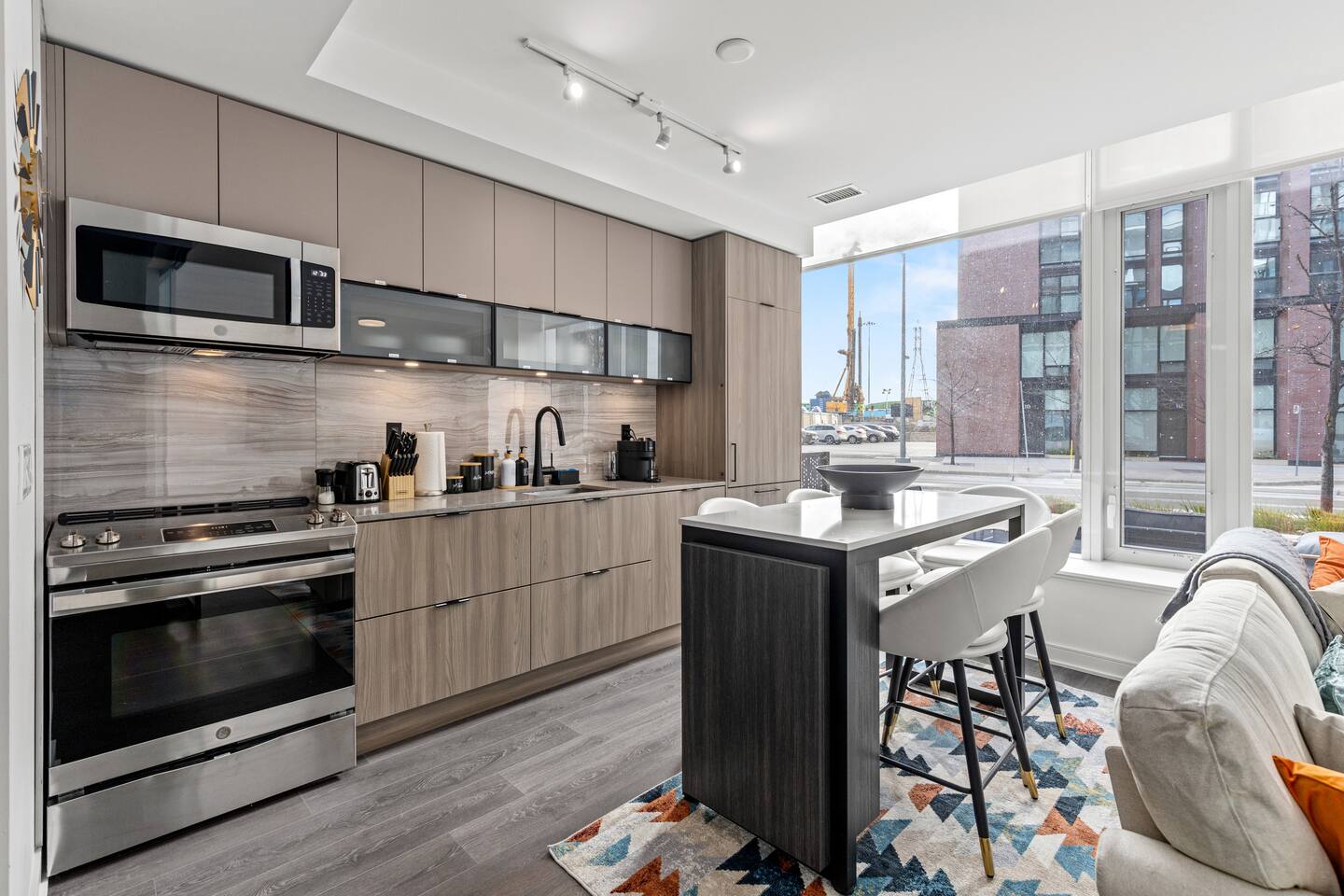 Modern 4BR/3BTH Townhouse w/parking in DT Toronto