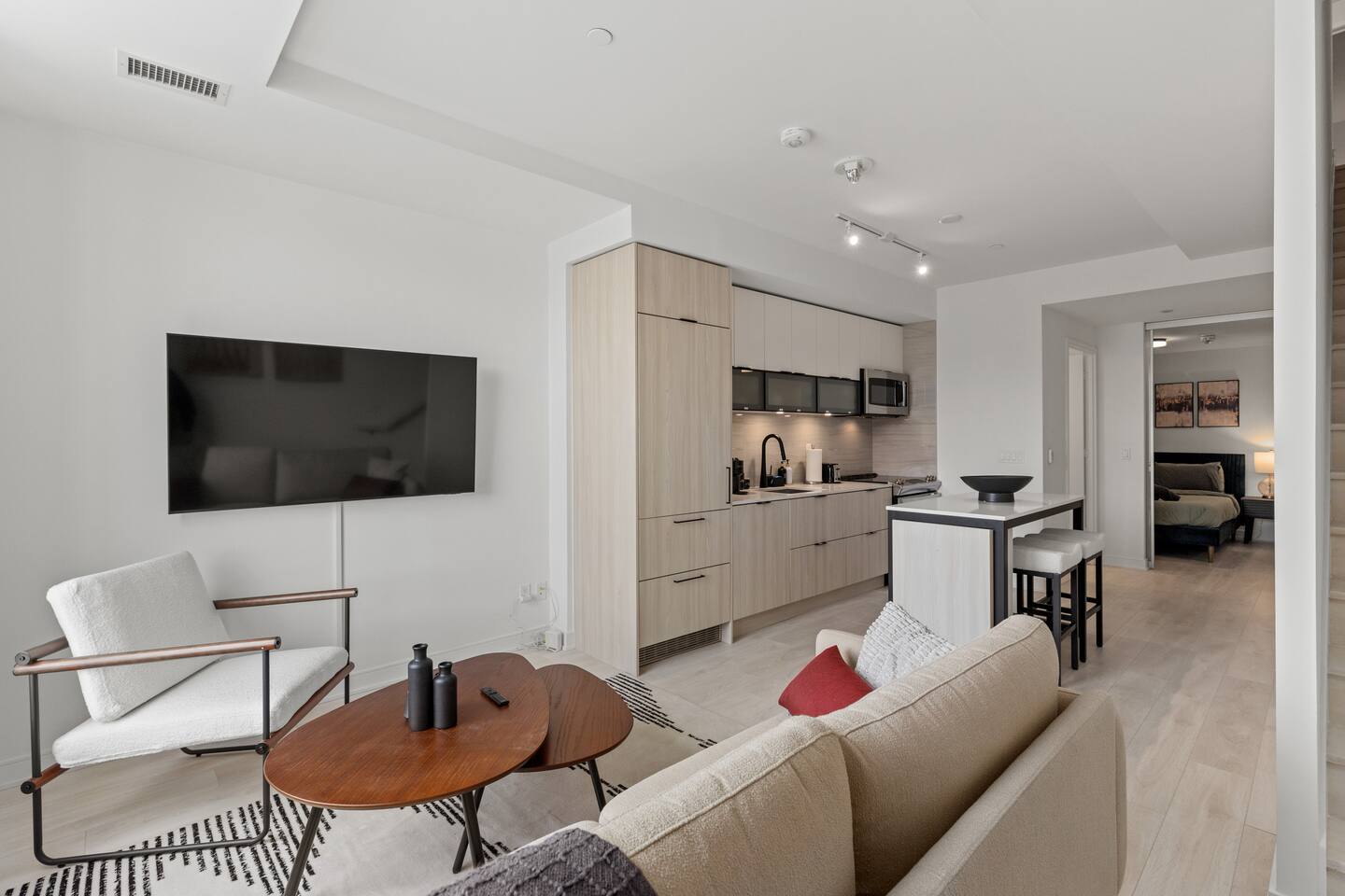 Stylish 3Br2Bth in Dist. District + Free Parking