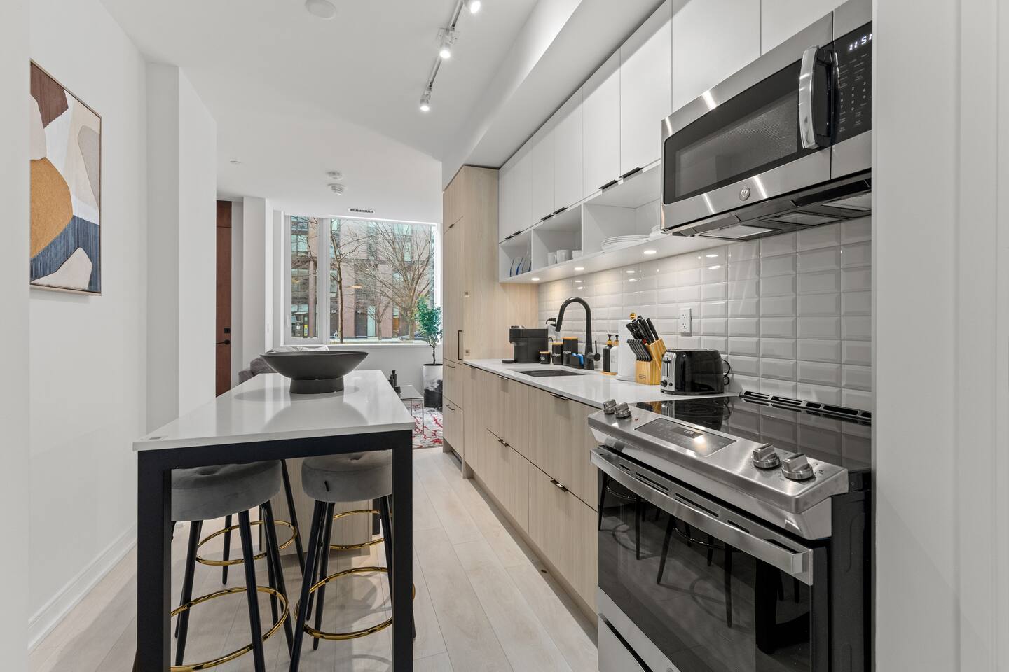 Stylish Townhouse Near Distillery | Patio-Parking