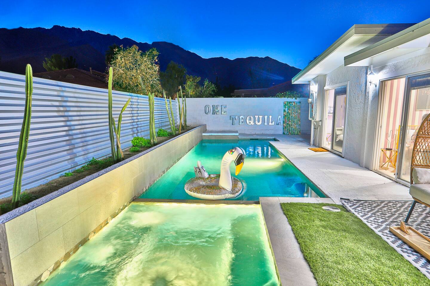 Spacious 5BR Villa with Heated Pool, Hot Tub, Golf