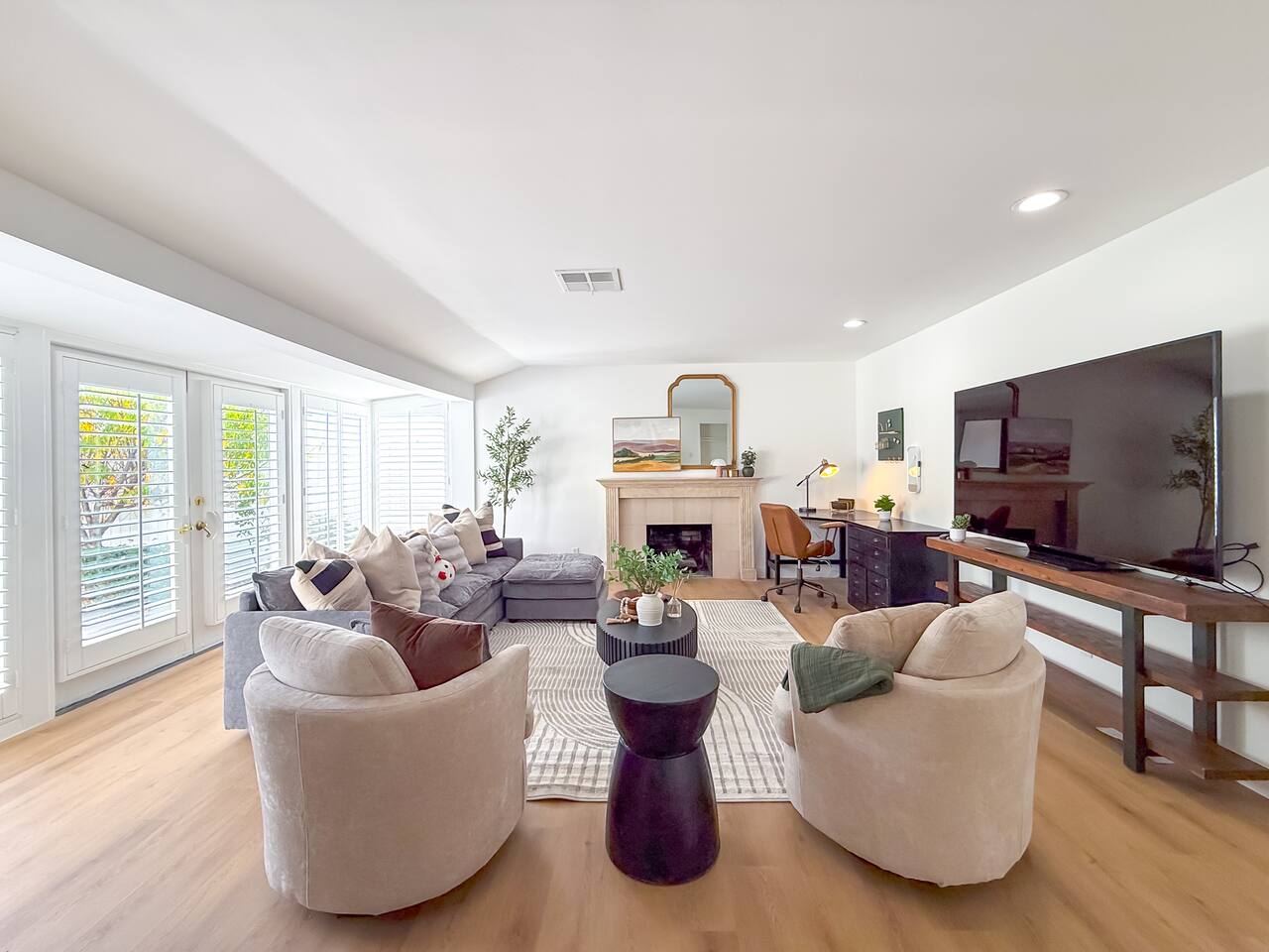 Downtown LA ‧ Private Pool ‧ Spacious 3BR+Den