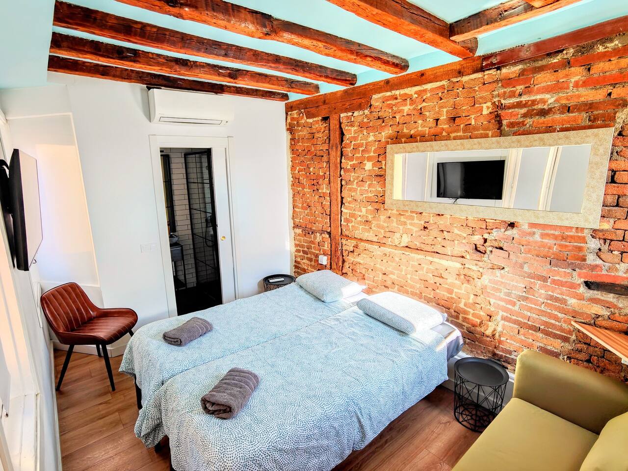 La Latina-Cozy-WiFi-A/C-SmartTV