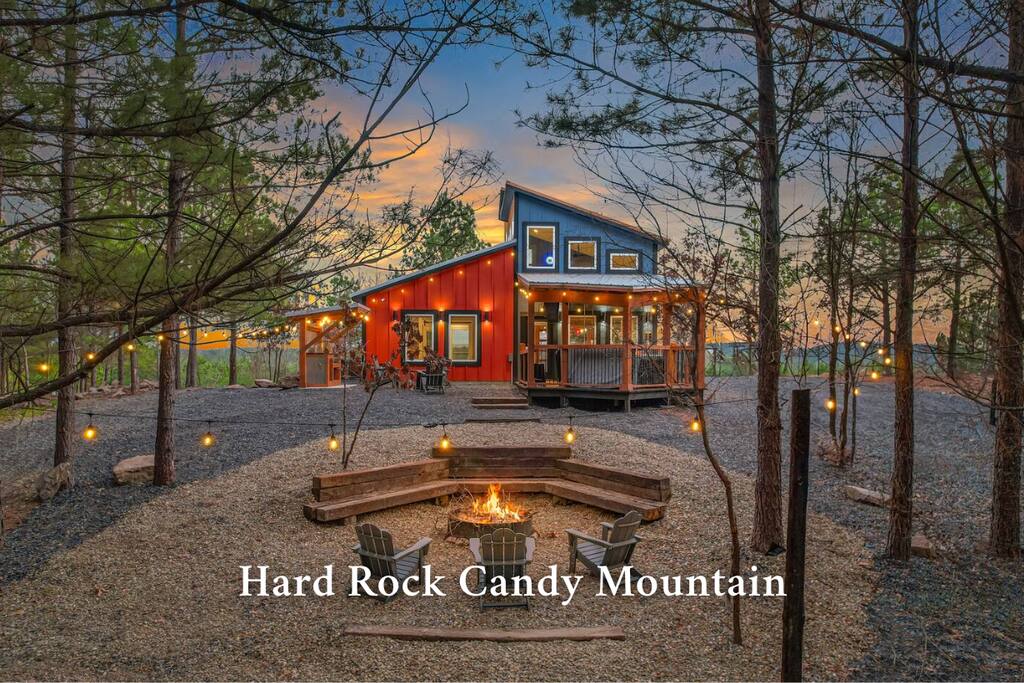 Arcade Games, Grill, Hot Tub, Firepit, Bed Swing