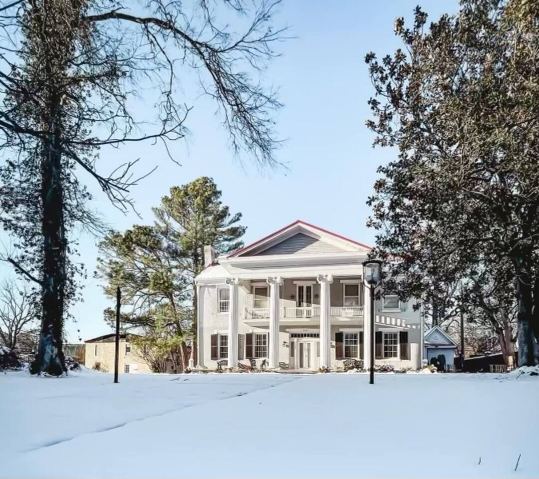 Historic Mansion w Bunk Room (sleeps 1 2) 5600sf