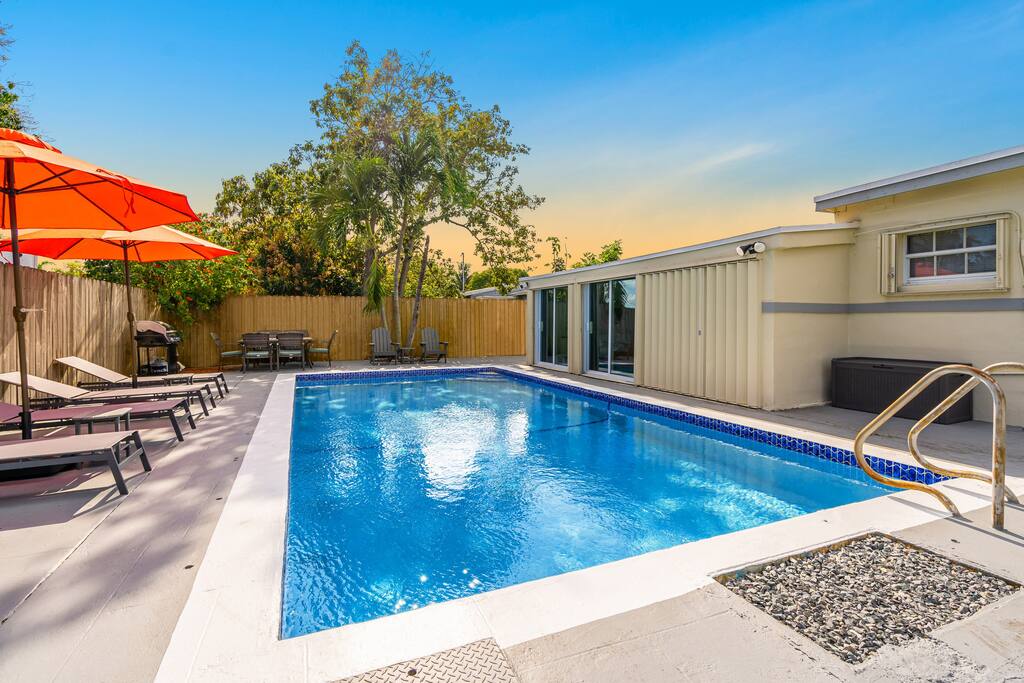 Cozy Miami Private Pool House W/ Arcade Games, BBQ