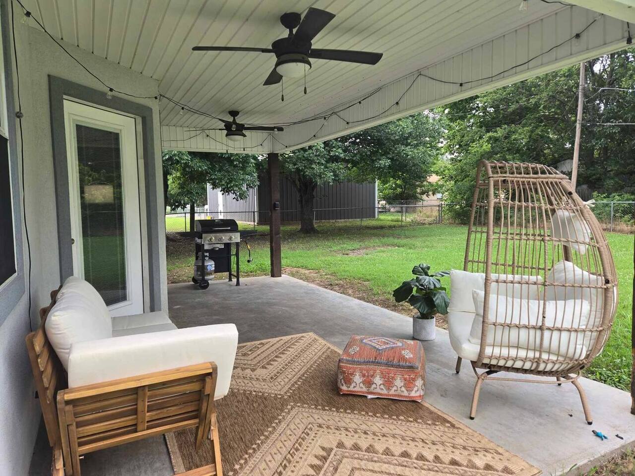 Pet Paradise on Main Fenced Yard Included — photo 4
