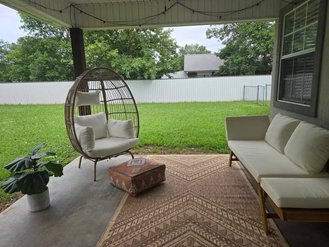 Pet Paradise on Main Fenced Yard Included — photo 3