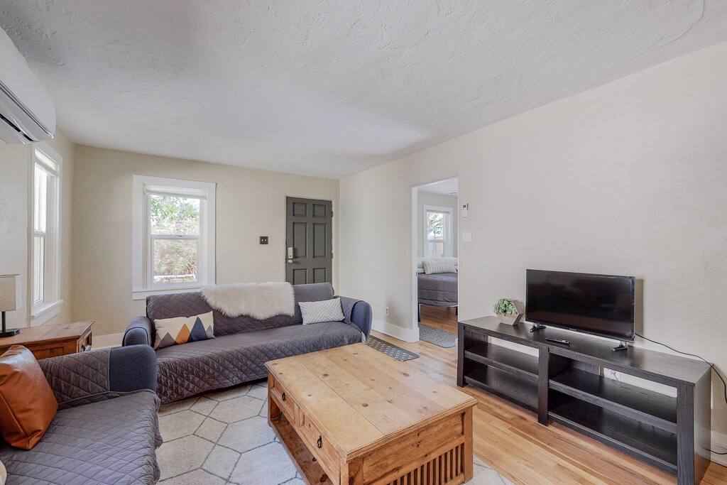 Nob Hill/UNM Luxury 3 Bedroom House w/ King Beds