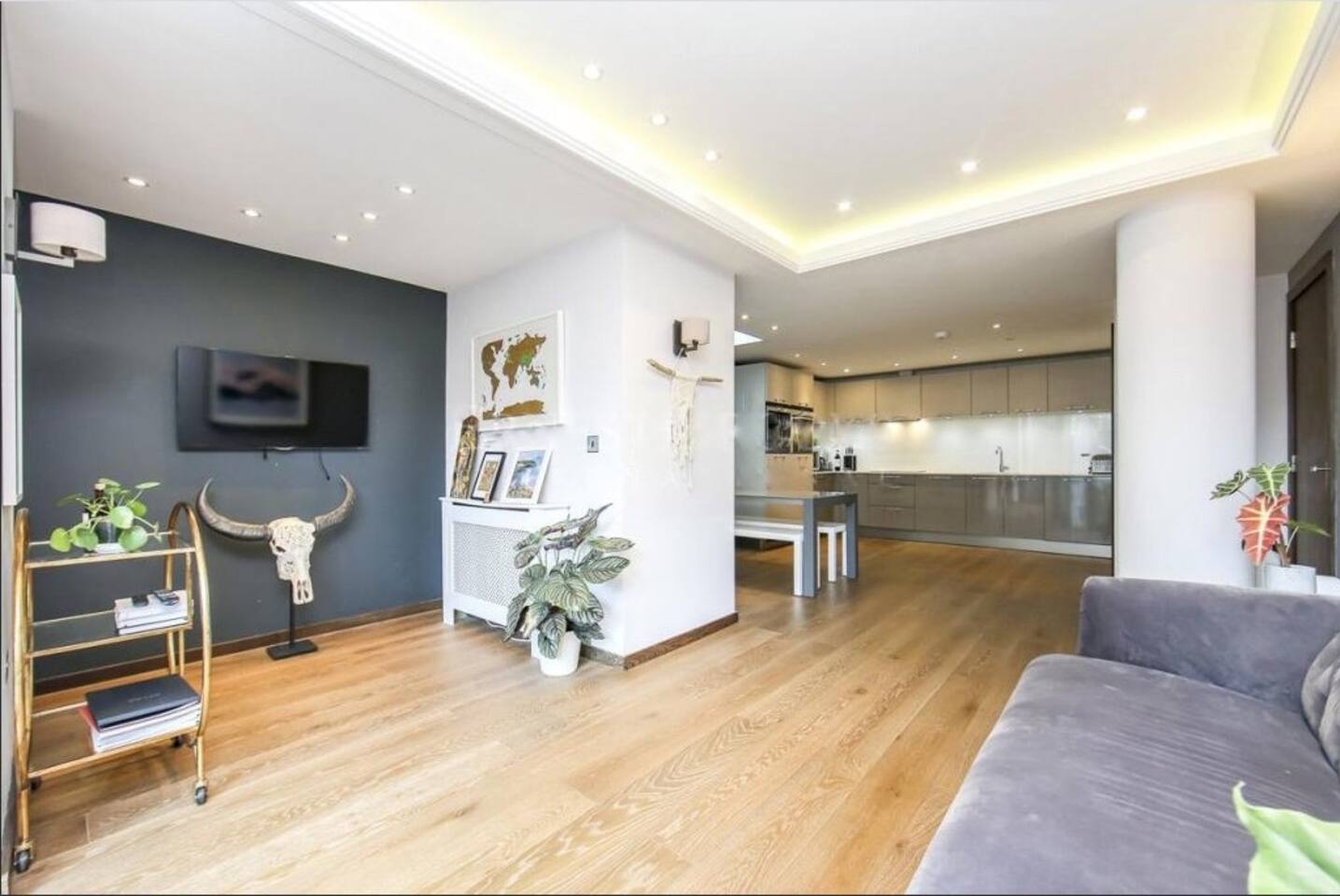 Spacious, 3 Bed, Canal-side flat