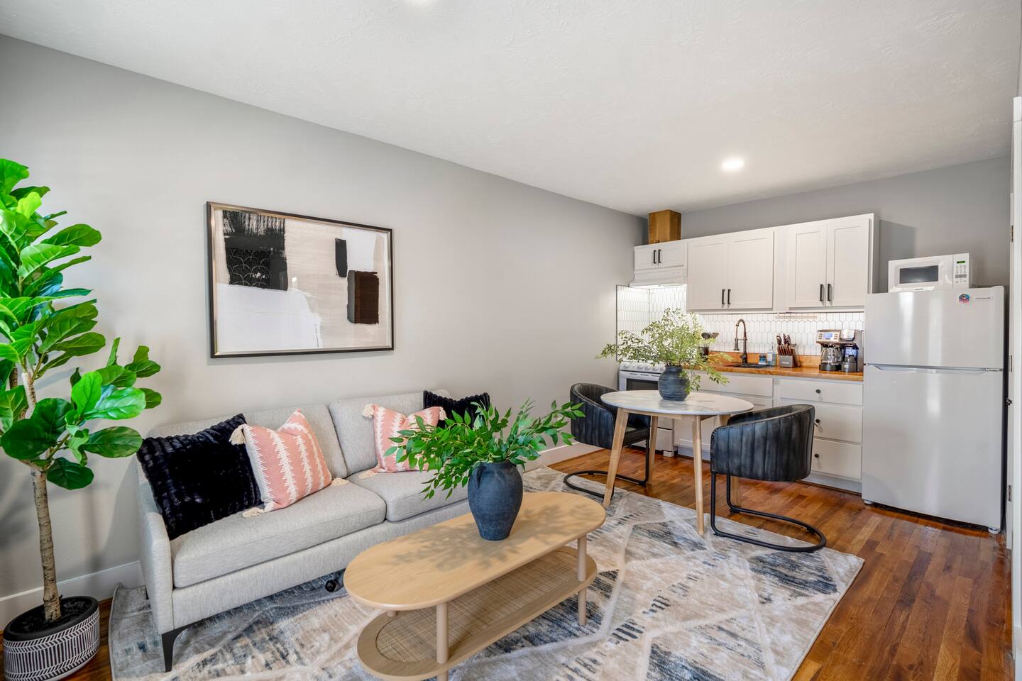 Charming, Fully-Equipped Studio With Gated Parking - Apartment