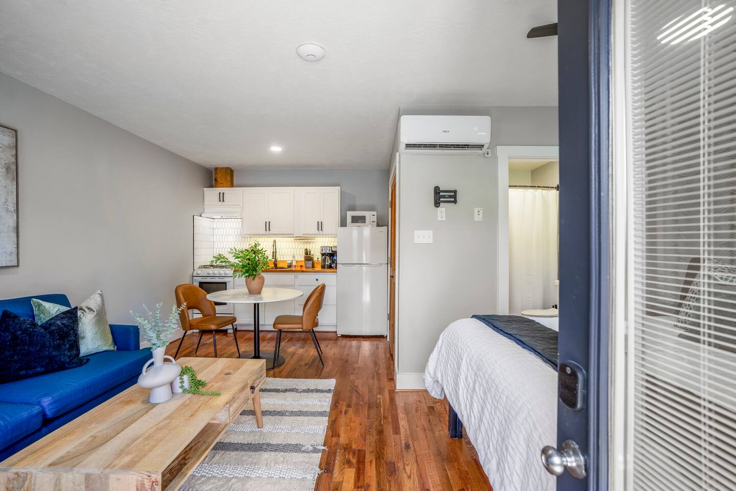 Cozy, Fully-Equipped Studio With Gated Parking! - Apartment