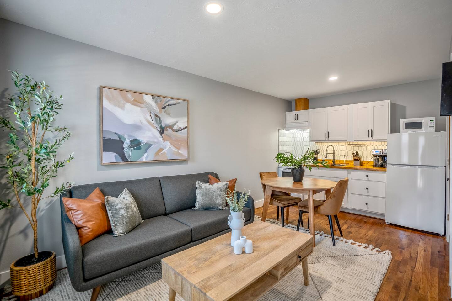 Bright, Fully Equipped Studio With Gated Parking! - Apartment