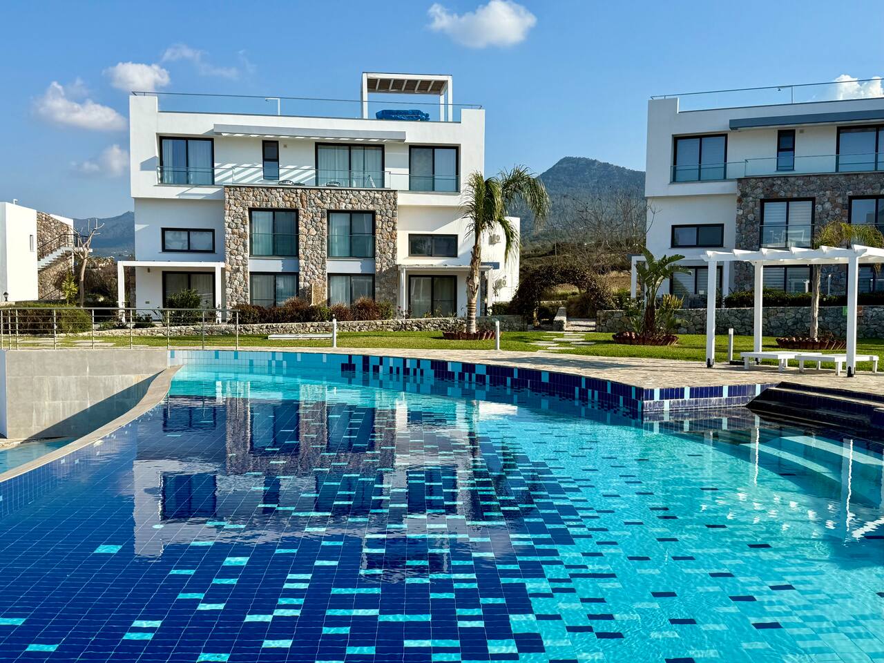 2BR Apartment in grüner Anlage mit Pools, Gym, Spa