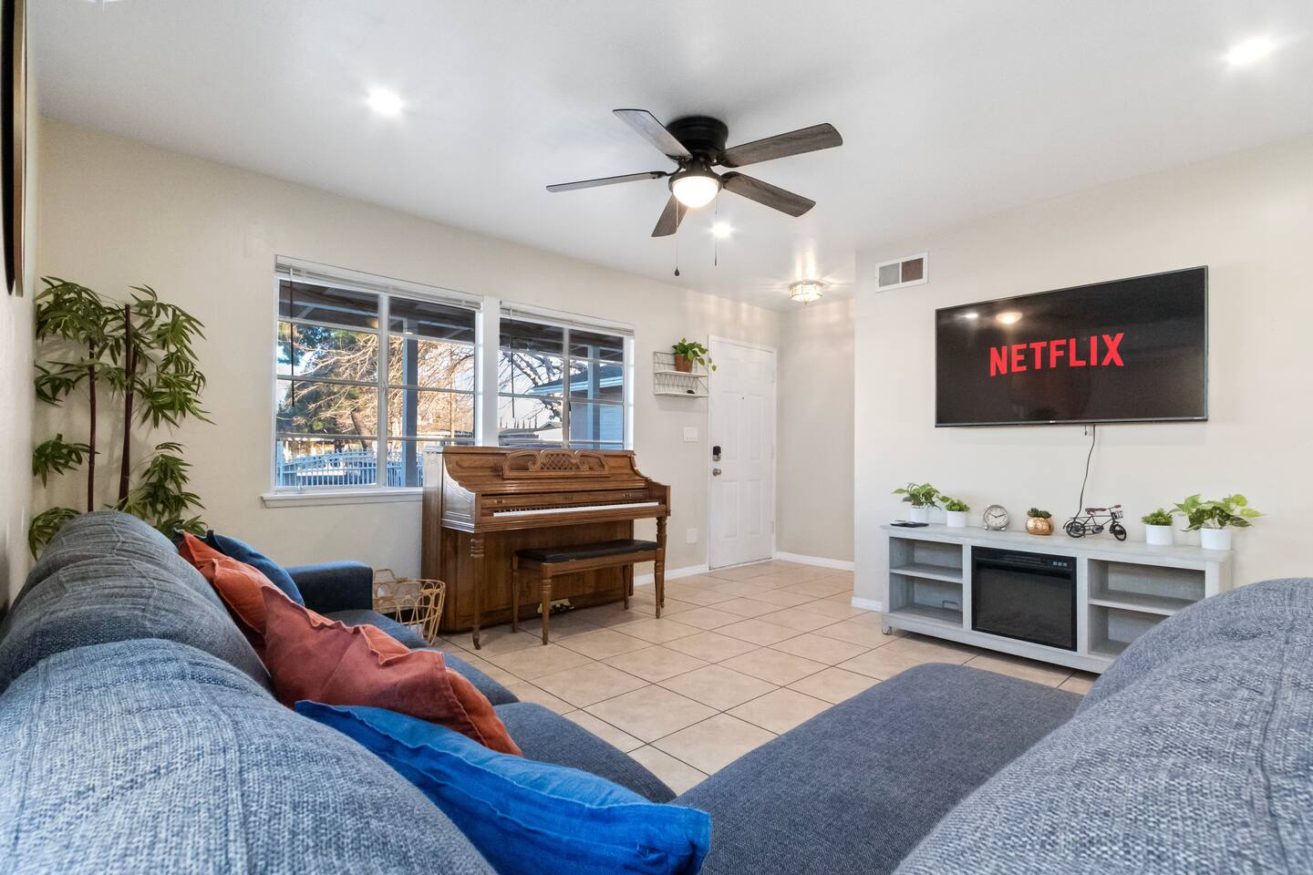 Sunny Cozy Palmdale Home w/ Piano BBQ Spacious