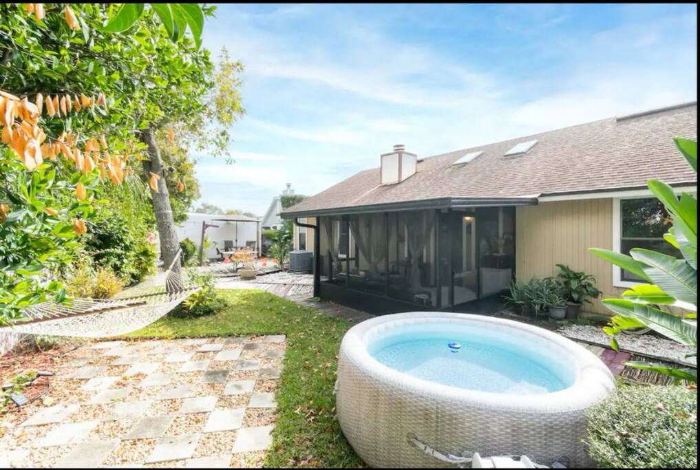 Paradise*Hot tub*Free wine*Mins from Mayo Clinic*