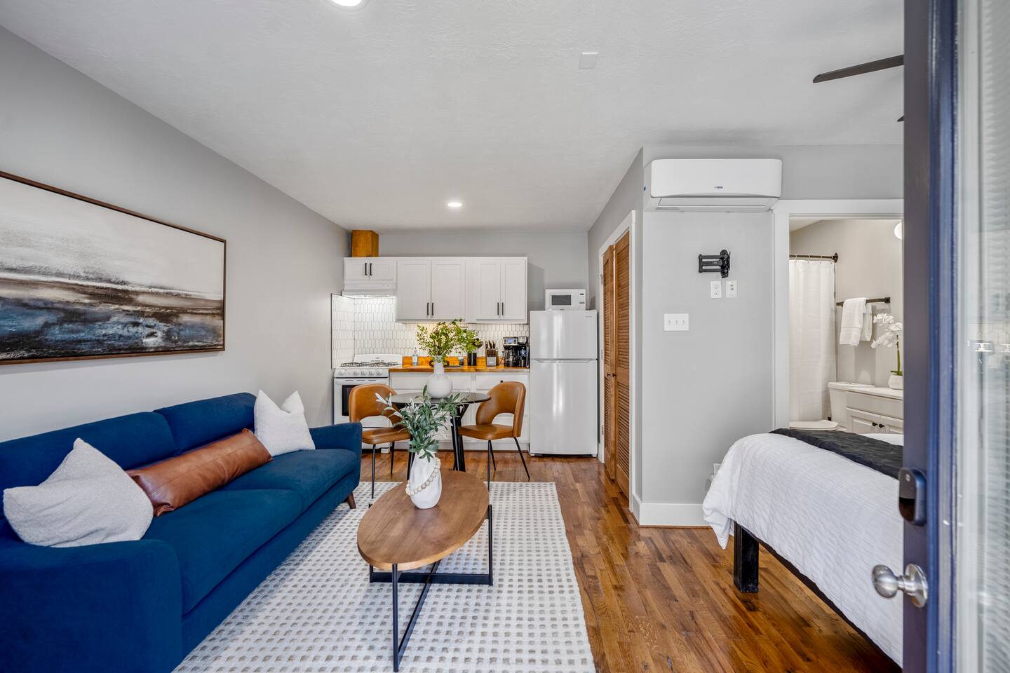 Modern Fully Equipped Studio, Gated Parking! - Apartment