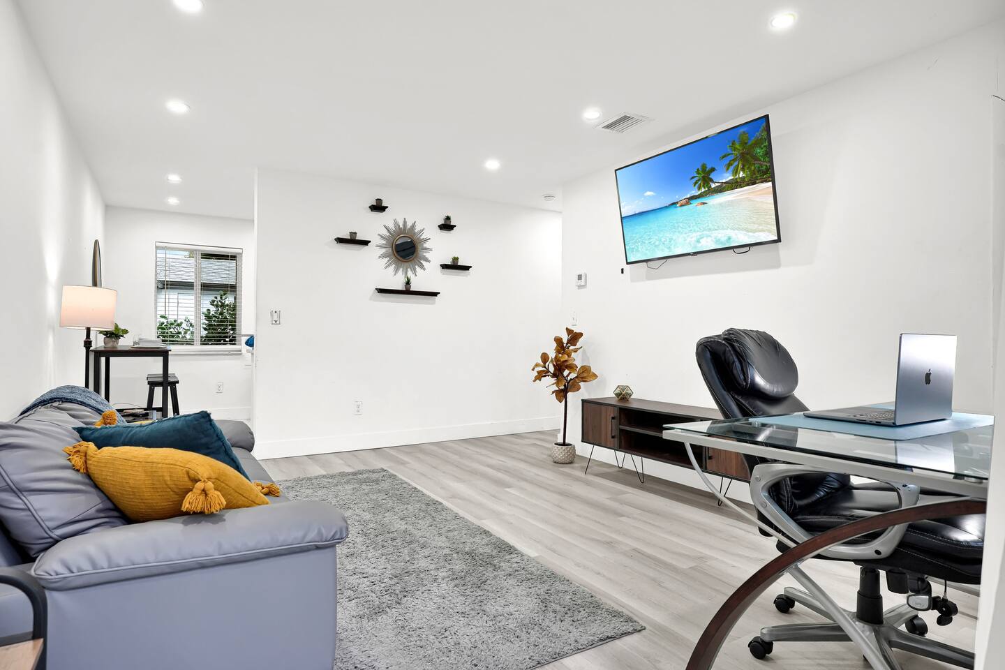 Koze: A Calm, Centrally Located Home with King & Queen Beds & Gated Parking