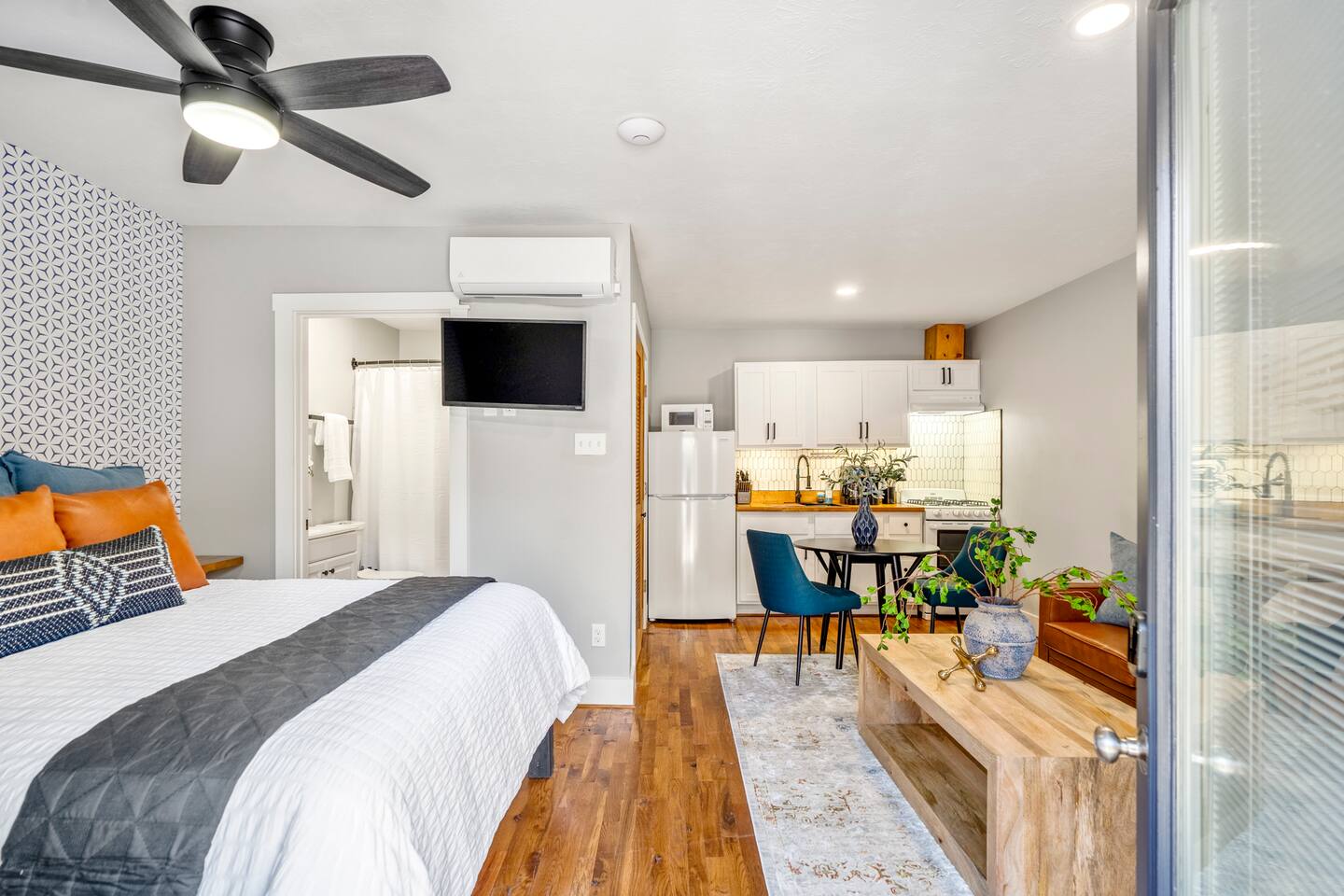 Trendy Studio, Gated Parking - Fully Equipped! - Apartment