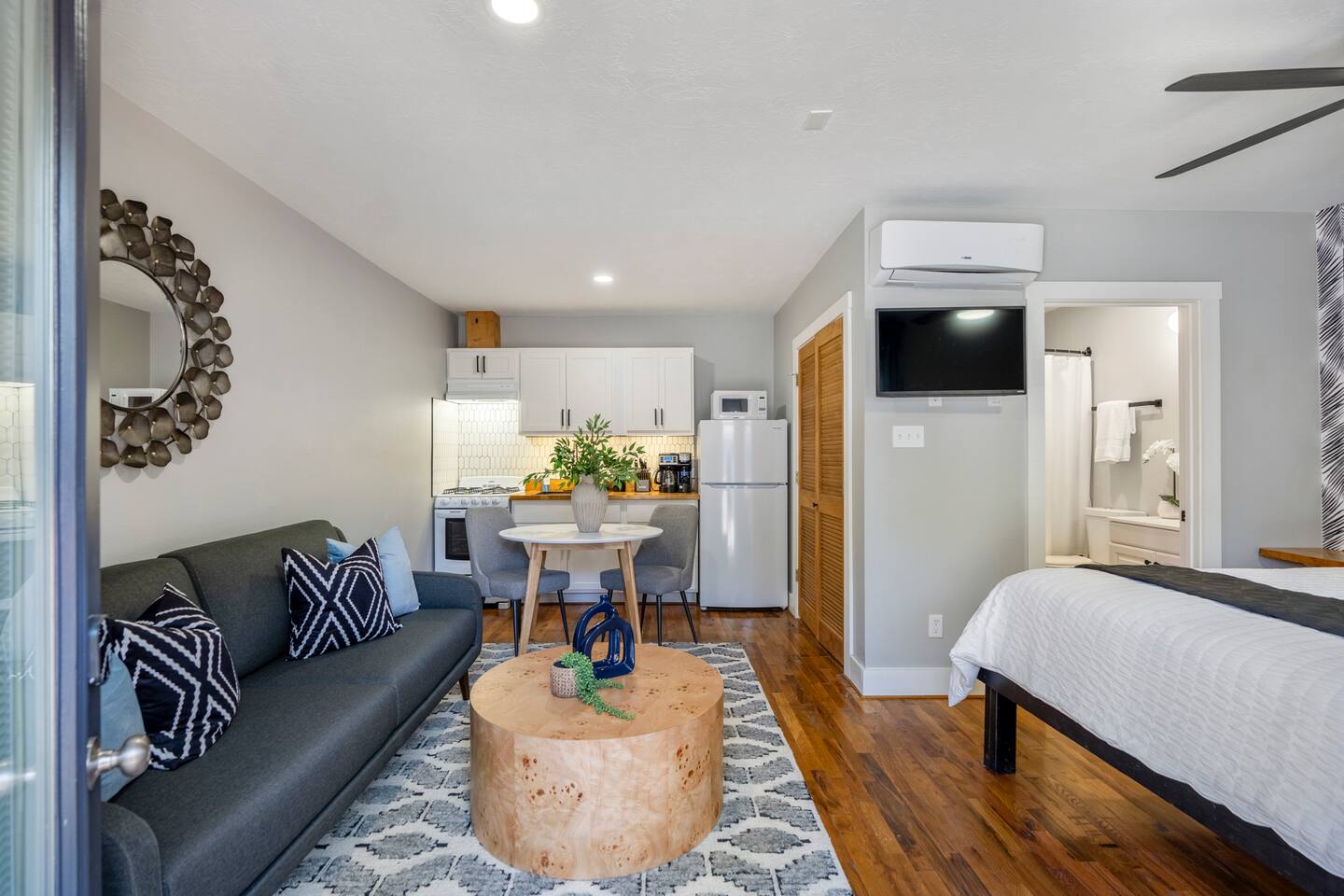 Elegant & Fully Equipped Studio With Gated Parking - Apartment