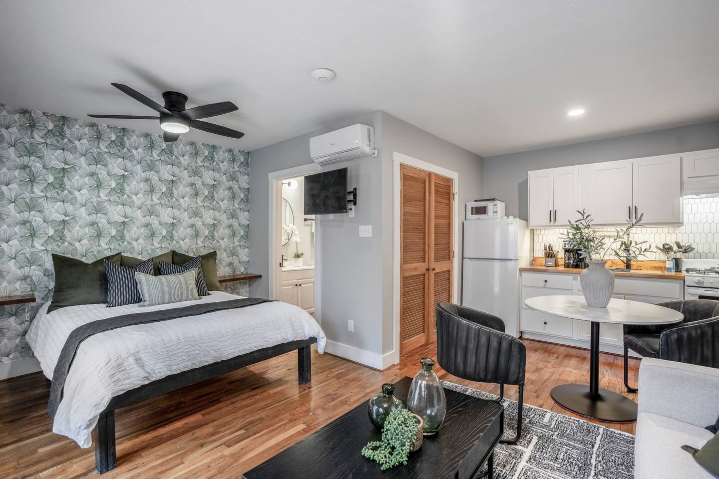 Chic, Fully Equipped Studio With Gated Parking! - Apartment