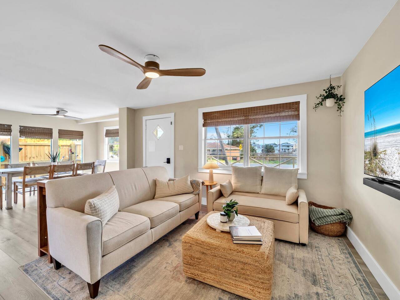 Pet Friendly! Walk to Beach! Fenced Yard! E-bikes