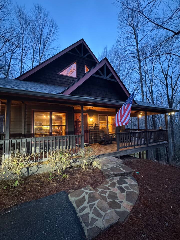 Cozy Dahlonega Cabin w/ Hot Tub