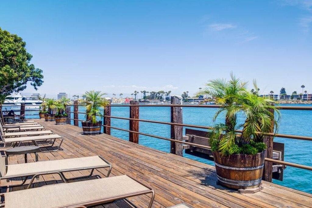 Onyx Oasis| Marina 2BR Indoor fireplace water View