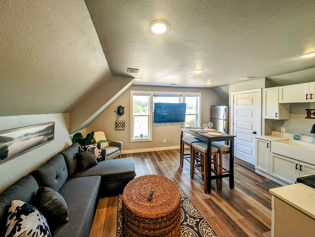 New Modern 1BR, Downtown Custer – Walk to Dining