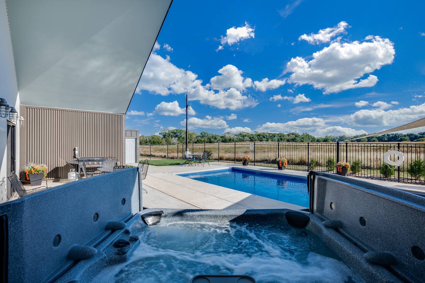 Modern Cabin Near Cheney Lake W Pool and Hot Tub - Holiday Home