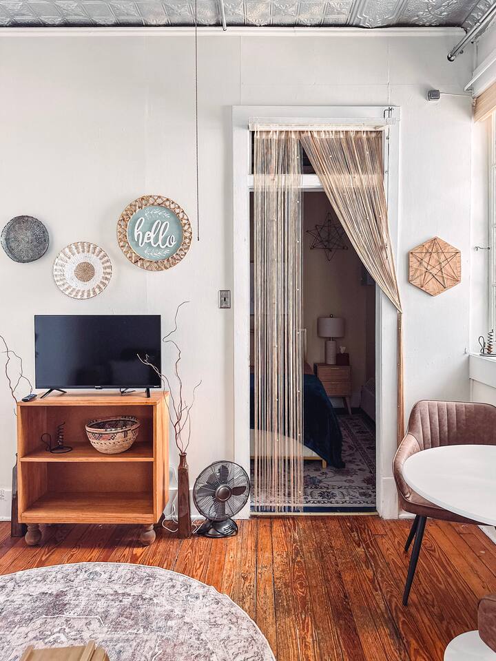 The Hideaway on Walnut Street - Downtown Champaign