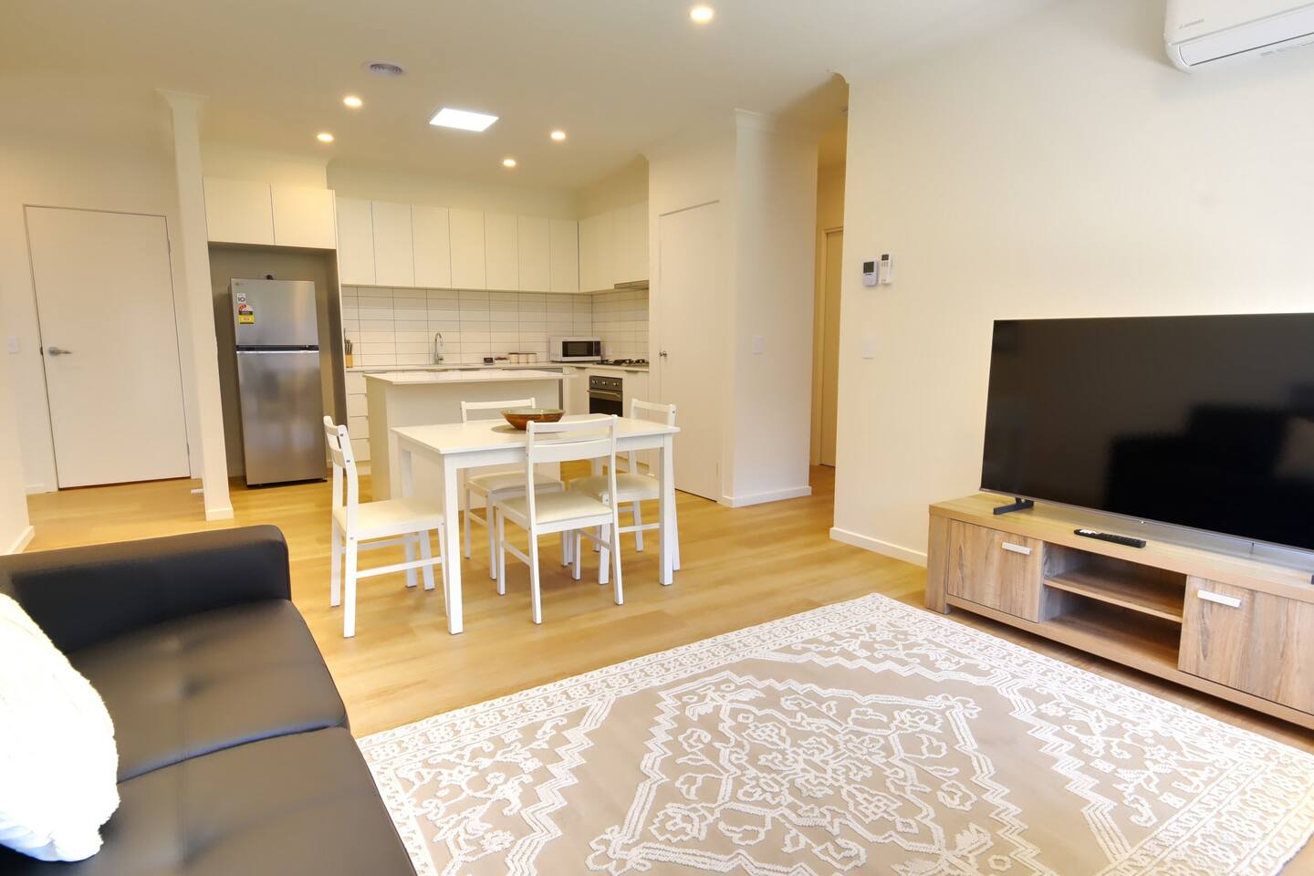 Smythes - 2 Bedroom, 2 Bathroom Escape